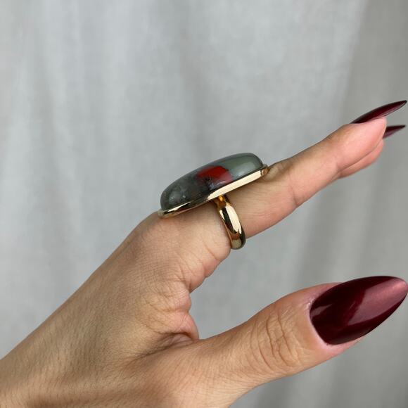 🚫SOLD🚫 NWOT Gold Tone Ring Red Green Bloodstone Oval Stone Size 6 - Picture 2 of 16